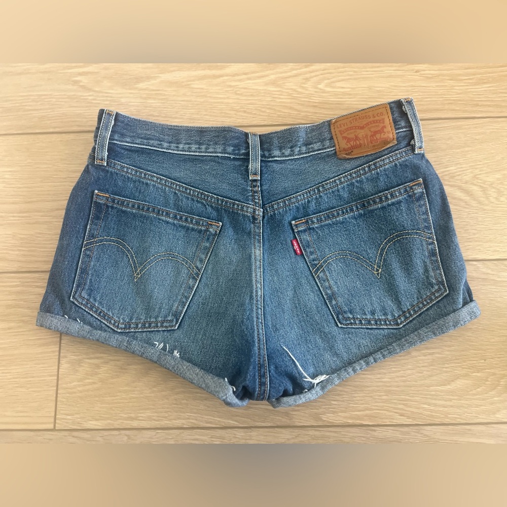 Levi’s 501 cutoff denim shorts size 28